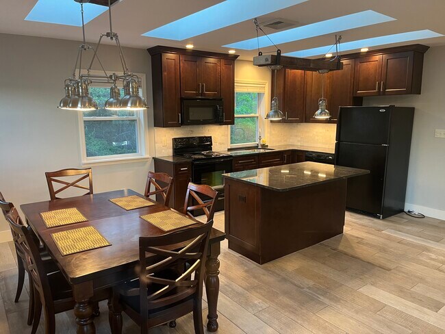 Foto del edificio - 423 Hickory Dr