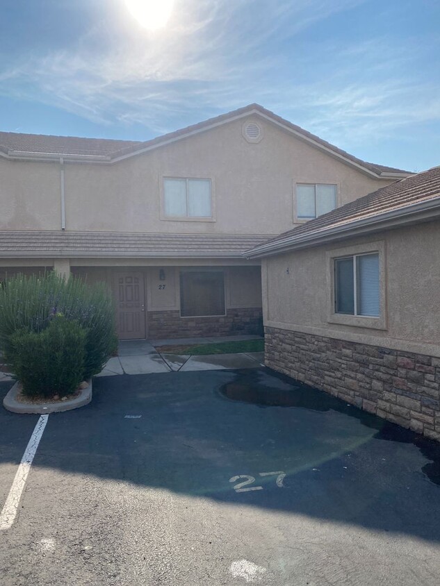 Primary Photo - Very nice 3 bedroom 2.5 bath townhome in g...