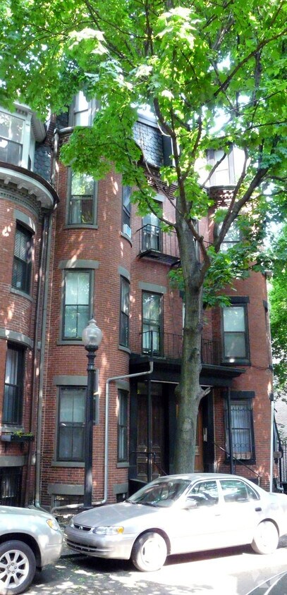 Building Photo - 3 Saint Charles St