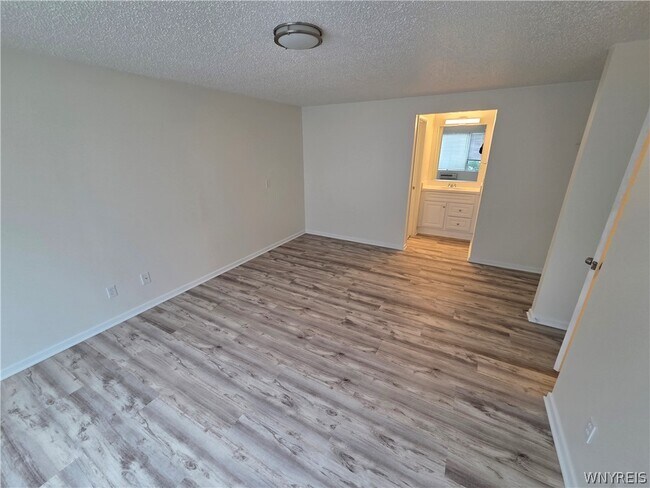 Foto del edificio - 255 Portage Rd