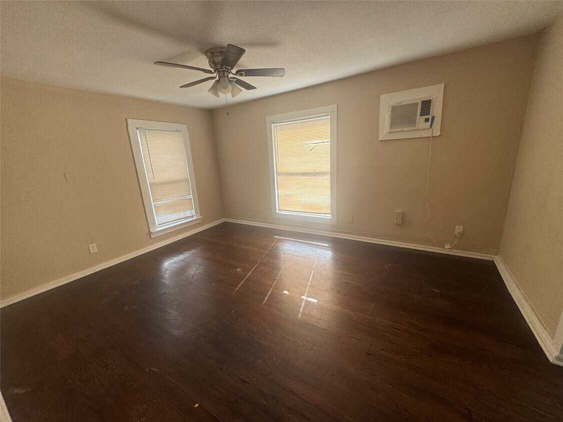 Foto principal - 7018 Avenue F