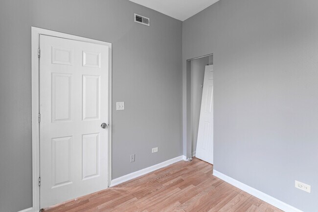 Building Photo - 1526 S Drake Ave