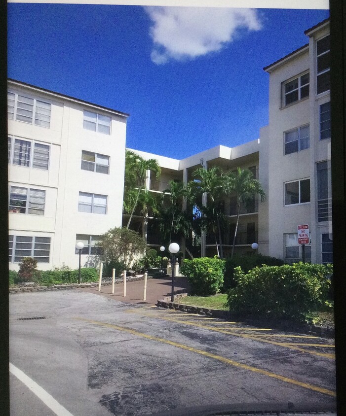 Foto del edificio - 2821 Somerset Dr