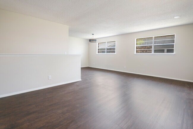Spacious Living room - 951 S Longfellow St