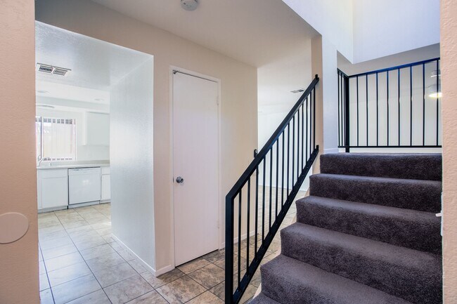 Building Photo - 28525 Ave. La Paz