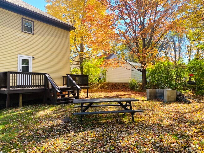 Back Deck, Picnic Table, Fire Pit - 59 Spring St