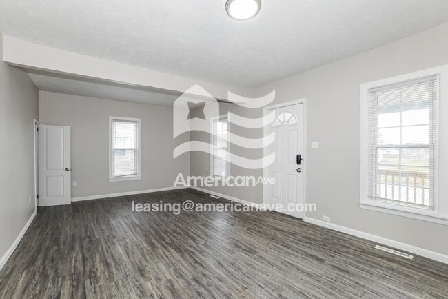 Building Photo - 1025 W 17th St