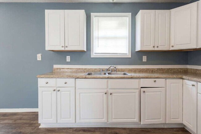 Foto del edificio - 324 Macedonia Rd SE