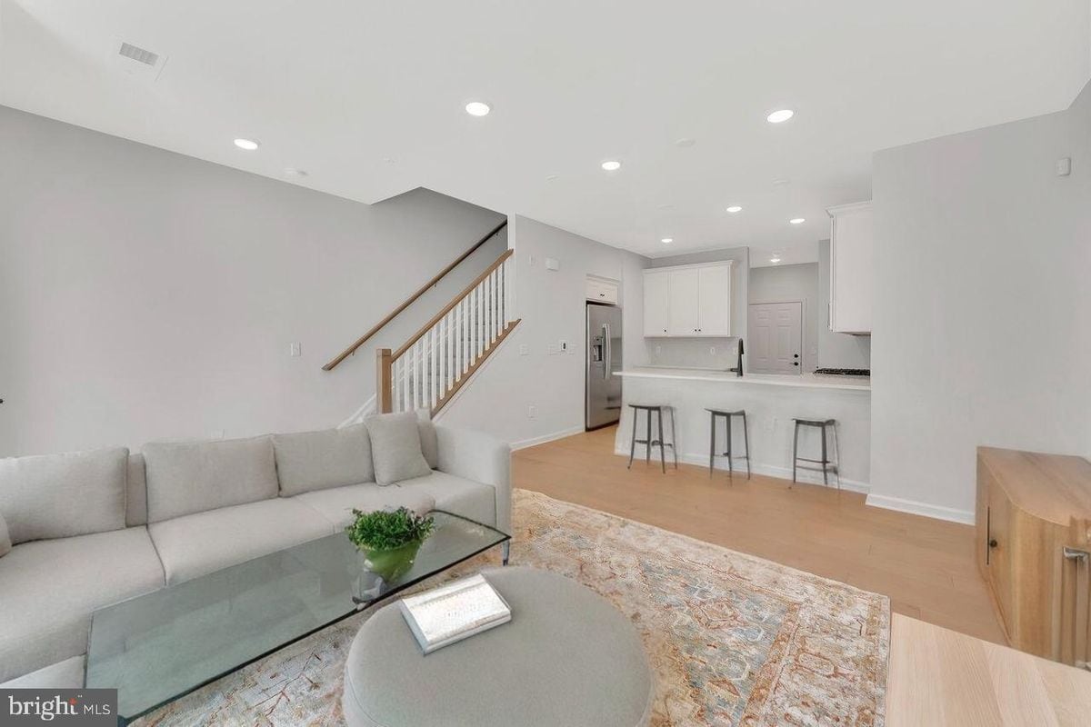 Building Photo - 606 Parker Blvd