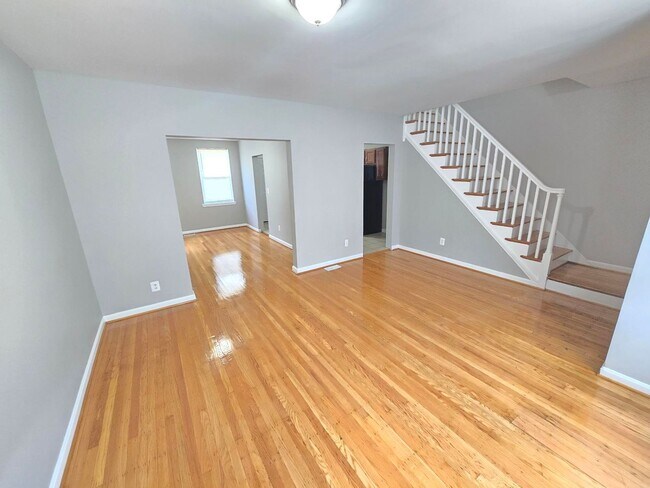 Building Photo - Beautiful 3 Bedroom 2 Bathroom East Baltim...