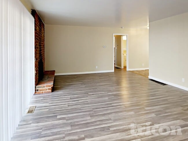 Building Photo - 1355 Royal Dr