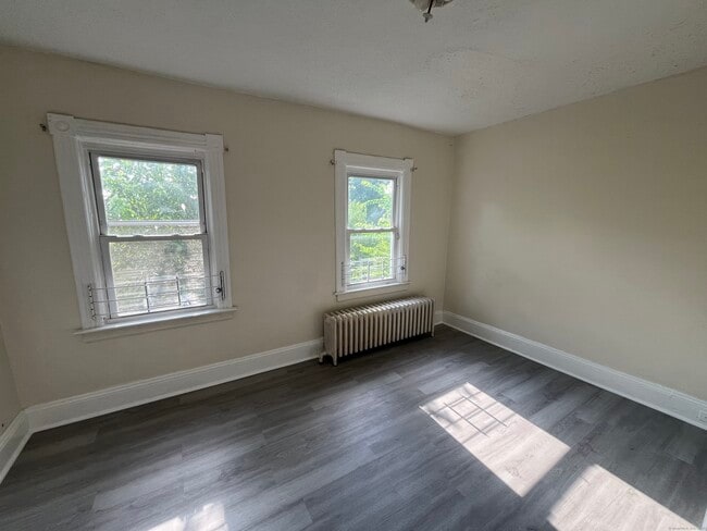 Building Photo - 144 Burnham St