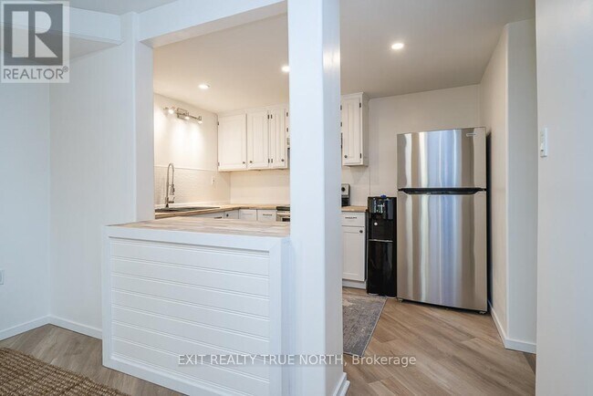 Photo du bâtiment - 561-561 Tiny Beaches Rd S