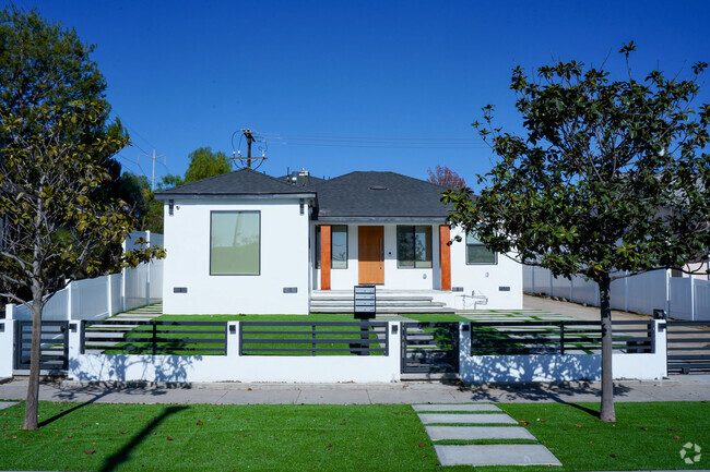 Building Photo - 629 W Hillsdale St