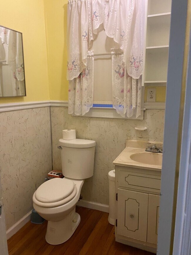 Building Photo - COMING SOON, SPACIOUS 3/2 HOUSE!