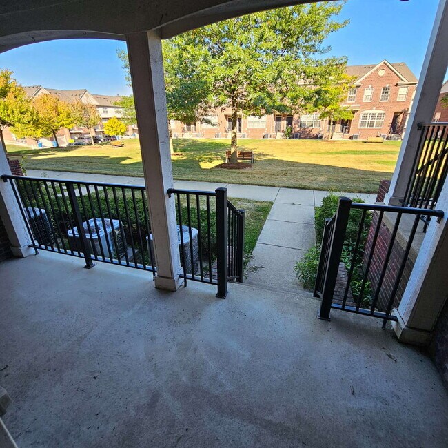 Building Photo - 2 Bedroom, 2 Full Bathroom Townhouse with Granite Finishes, Bonus Room & Garage. Great Location, ...