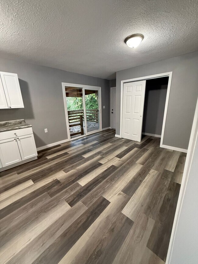 Foto del edificio - 3+ bedroom/2 bath house