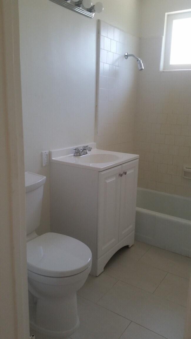 Bathroom - 2611 W Carson St