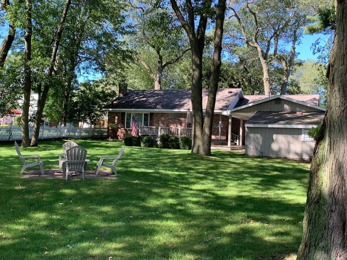 Primary Photo - Fully furnished 2 bed home across from pub...