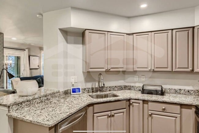 Foto del edificio - 4998 Dorsey Hall Dr