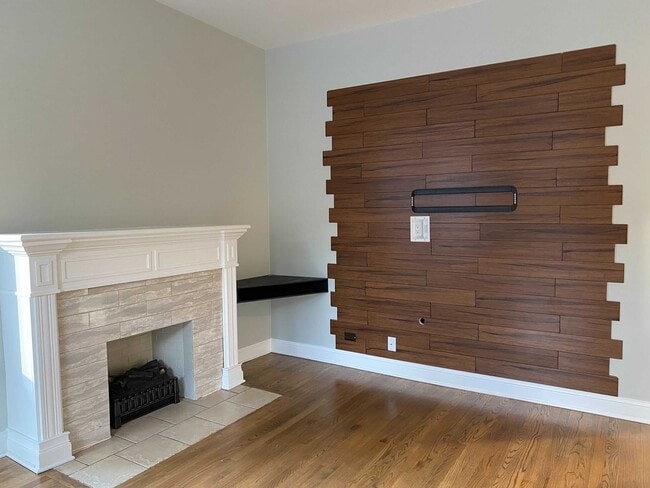 Building Photo - 856 W Montrose Ave