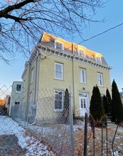 Building Photo - 272 William St