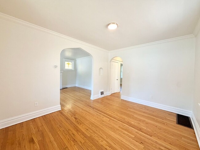 Building Photo - 5837 Hampton Ave