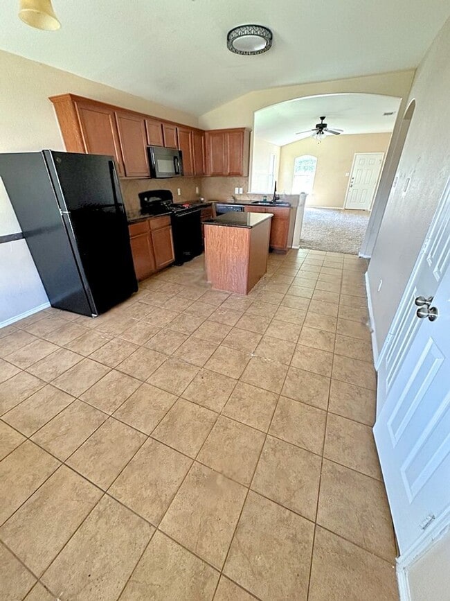 Building Photo - AVAILABLE NOW!