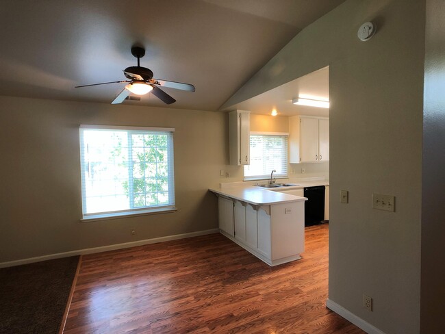 Building Photo - 2 River Oaks Dr