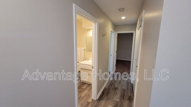 Foto del edificio - 1315 E 123rd Terrace