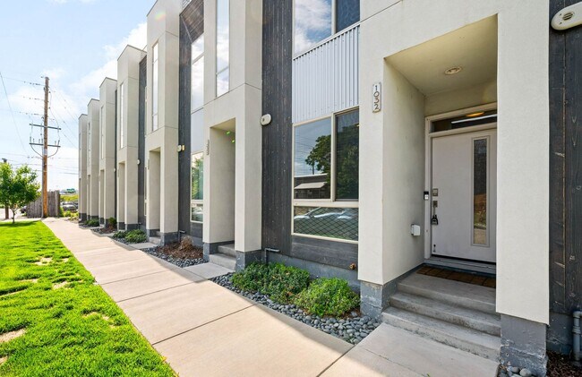 Building Photo - Modern 2BD, 2BA LoHi Townhome with Rooftop...