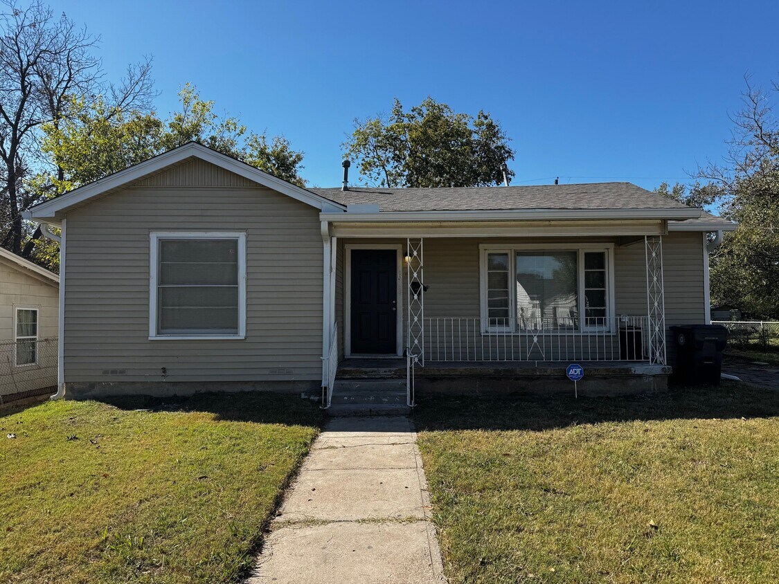 Primary Photo - 1813 Travis St