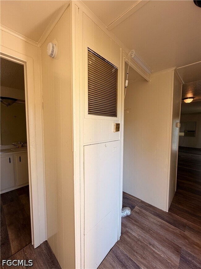 Building Photo - 7555 Ebson Dr