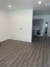 Building Photo - 1128 S Quaker Ave