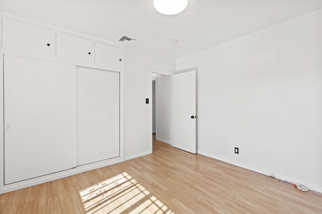 Foto del edificio - 9813 S Van Ness Ave