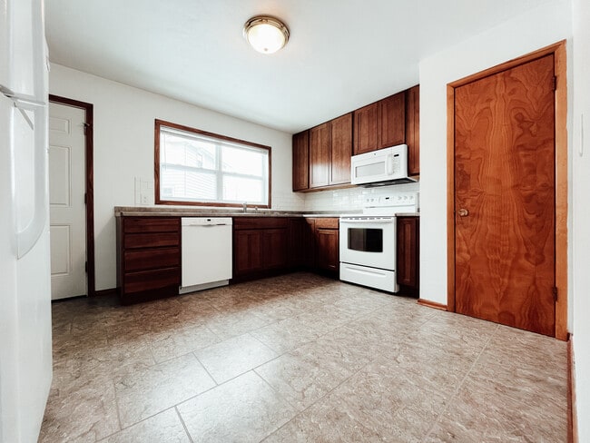 Building Photo - 921 Rainbow Dr