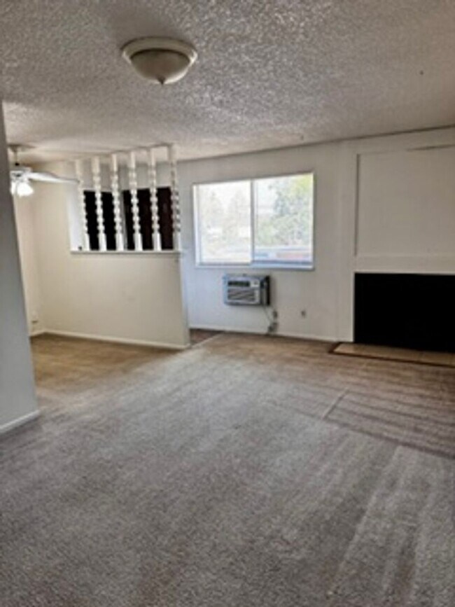 Foto del edificio - 2 Bedroom Apartment with Garage Available August 1st