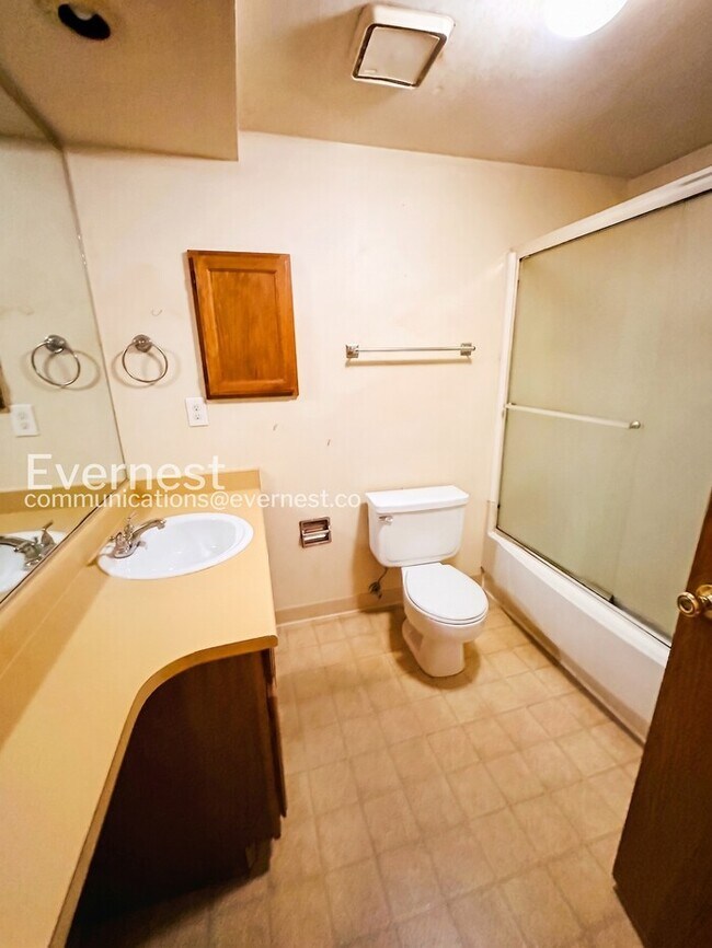 Foto del edificio - 2 Bed, 1 Bath Condo with Modern Amenities / Available Soon!