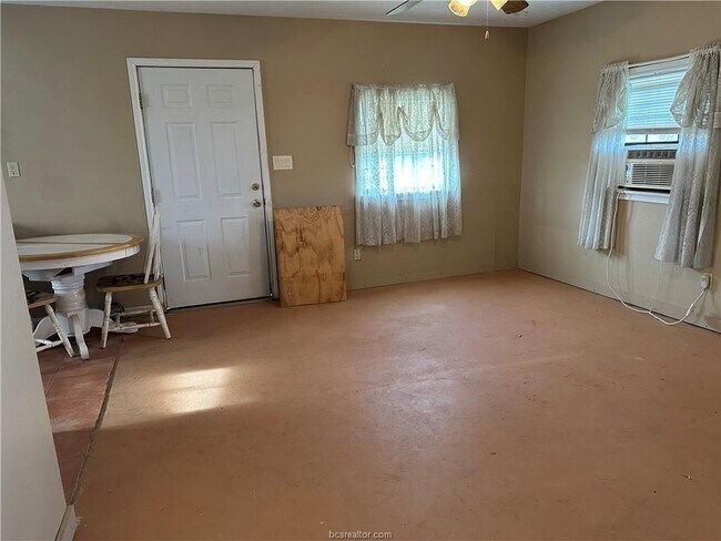 Building Photo - 937 Private Rd 4033