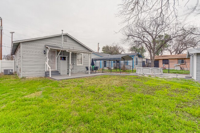 Building Photo - 122 Finch Pl