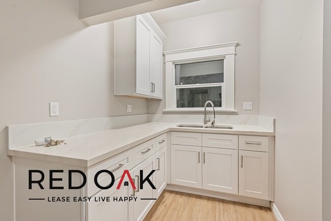 Building Photo - Amazing, Spacious Three Bedroom with a Lov...