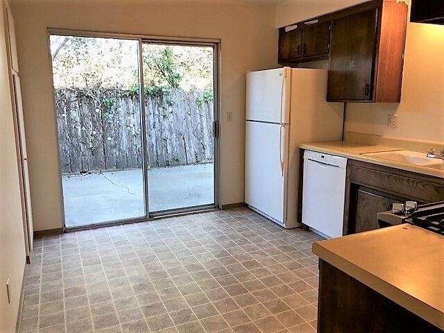 Foto del edificio - 2 Bedroom Townhouse with Fenced Yard by Harloe Elementary School