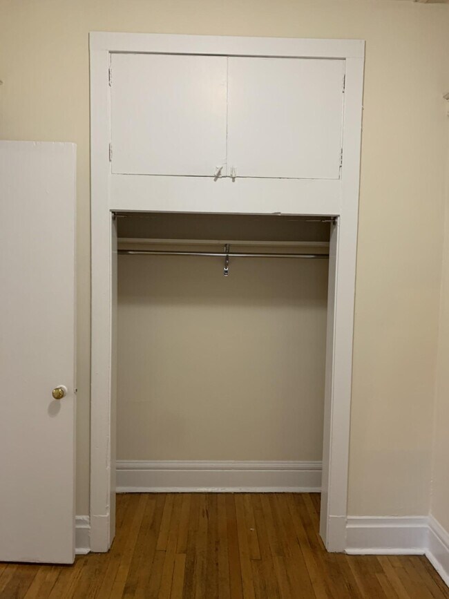 Bedroom Closet - 1000 W Argyle St