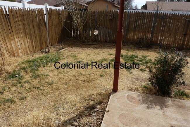 Building Photo - Spacious 3 bedroom 2 bathroom home