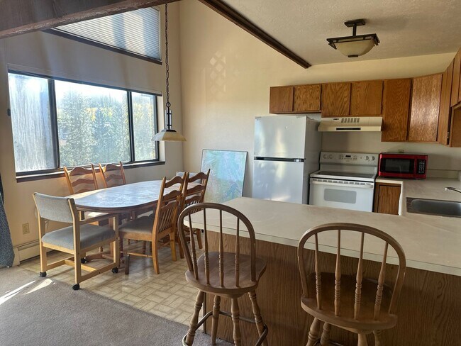 Building Photo - 2 bed plus large loft! All utilities inclu...