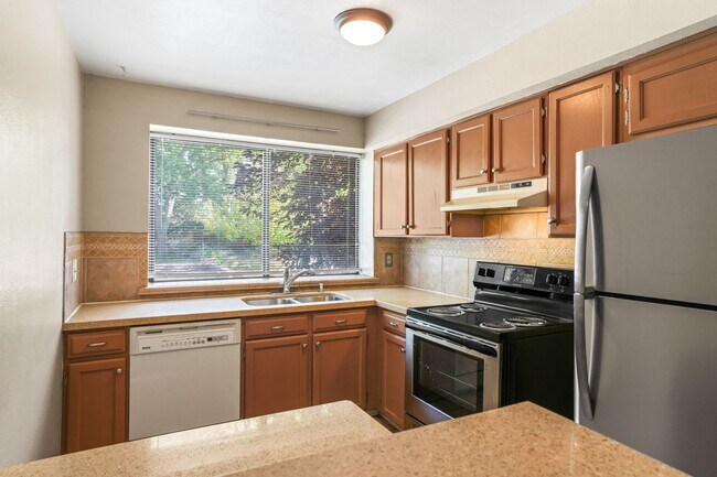 Building Photo - 2633 Juniper Ave