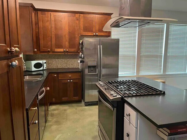 Foto del edificio - "Charming 2-Bed, 1.5-Bath Condo with Grani...