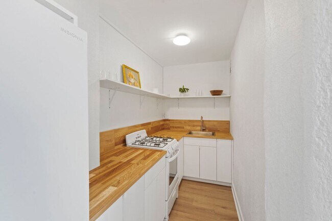 Building Photo - 26 E 14th St