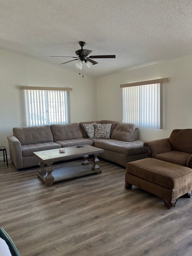 Building Photo - VACATION RENTAL -- 2 Bedroom 2 Bath