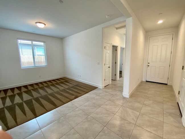 Building Photo - ONE Month Free Rent $2,295 Barstow & Leona...